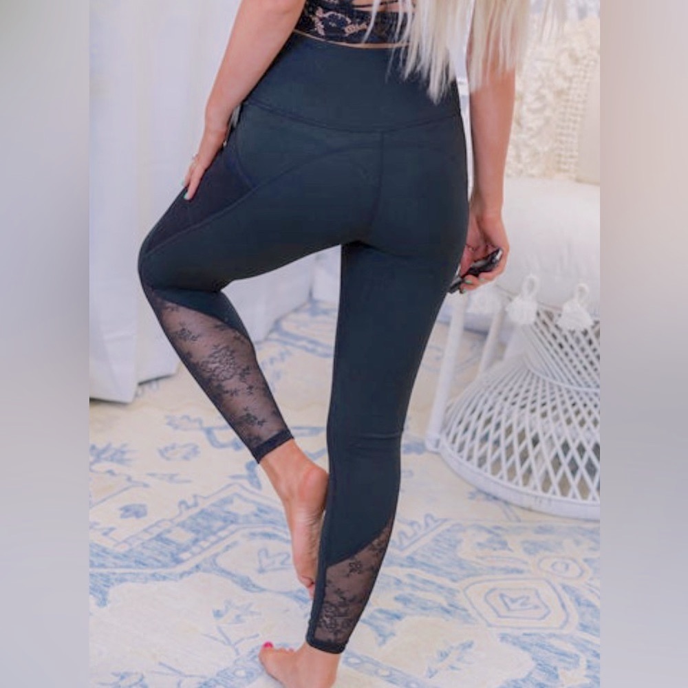 🆕MONO B FLORAL MESH SPLICE LEGGINGS🆕